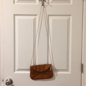 Cognac crossbody bag with gold chain